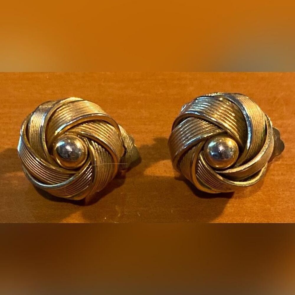 Gold Tone Knot Clip-On Earrings Women’s Textured Stud Retro Fashion Jewelry Vtg